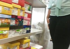 彼の熱いもう一方の手の感動的な笑顔を持つ女の子は、スリットに浸透し、潤滑剤と同じくらいの日を分泌するように強制します アダルト 女性 複数